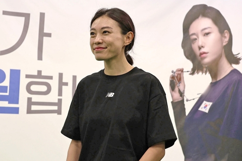 赛后更衣室庆祝胜利 弗里克给巴萨球员放了三天假